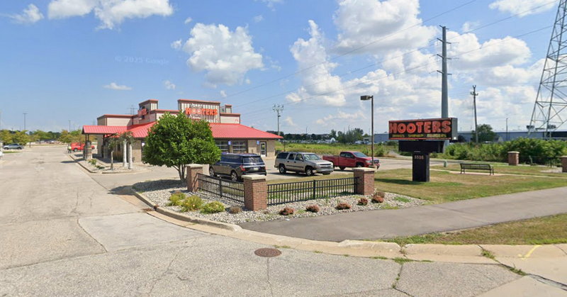 Hooters - Saginaw - 5538 Bay Rd (newer photo)